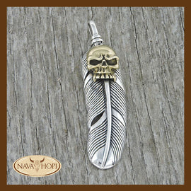 Anhänger Feder mit Totenkopf